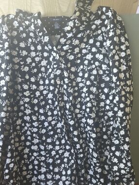 Chaps Black and White Floral Button-Up Blouse